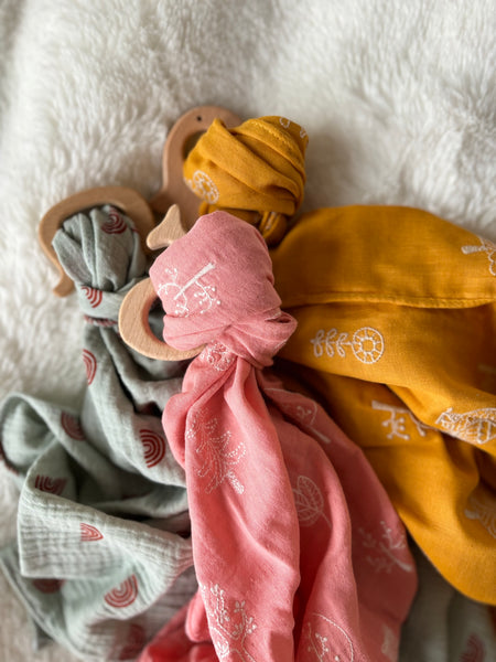 ᑎᝪᑌᐯᗴᗩᑌ Lange doudou double gaze avec anneau en bois naturel